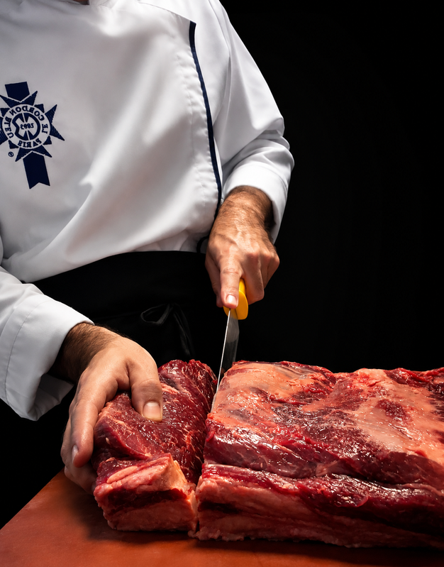 Chef cortando carne en Cañete
